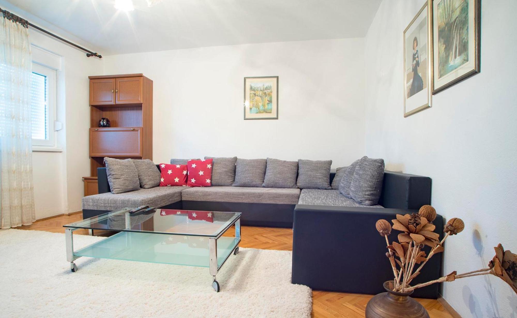 Apartments Vesna スルニュ 部屋 写真