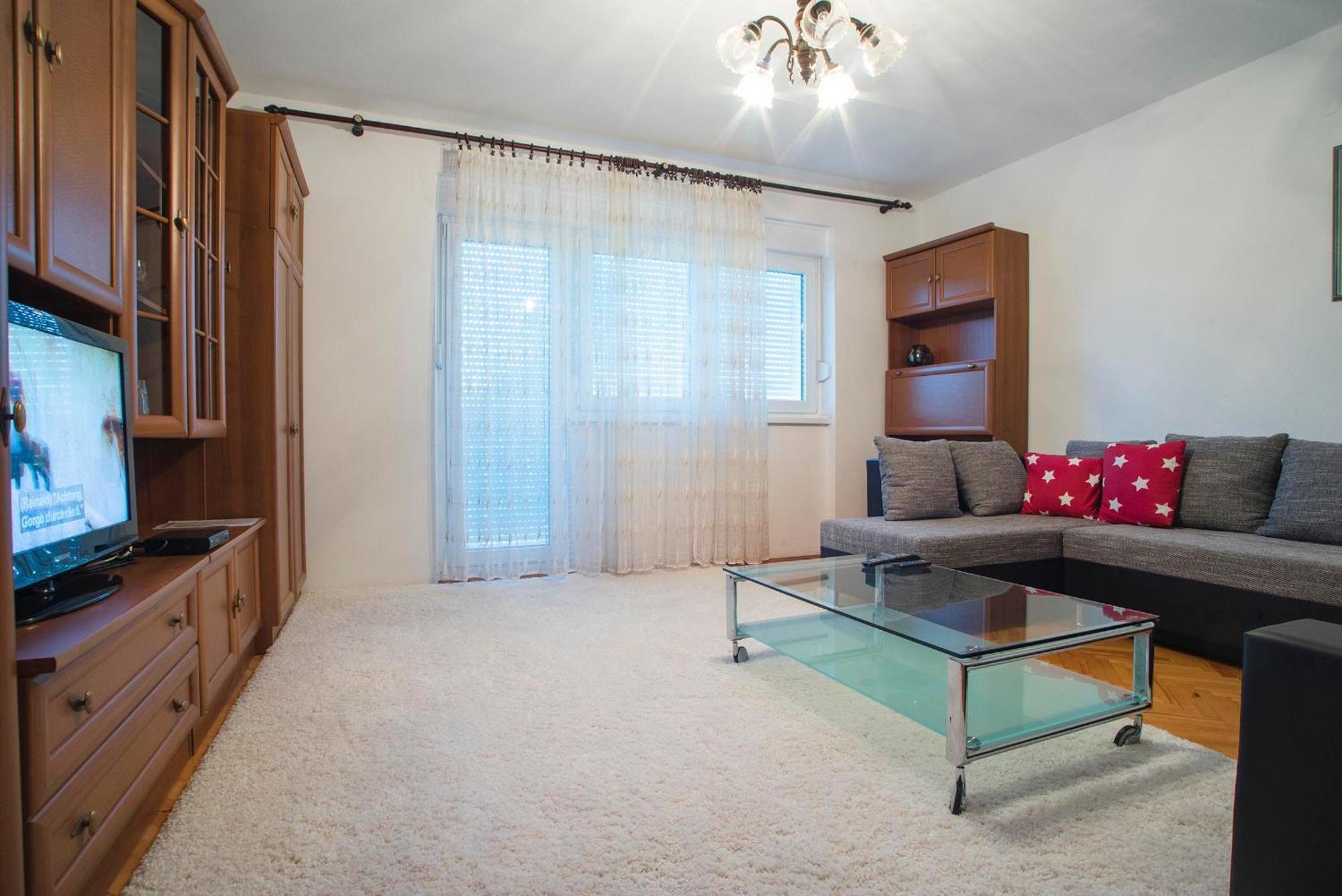 Apartments Vesna スルニュ 部屋 写真